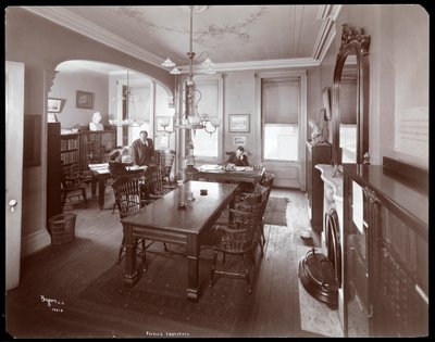 Interieur van drie mannen in de bibliotheek van het People